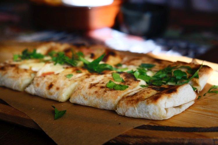 Lavash con tomates secos, requesón y queso
