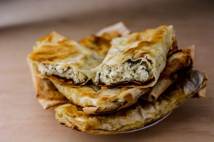 Lavash con requesón y queso en sartén