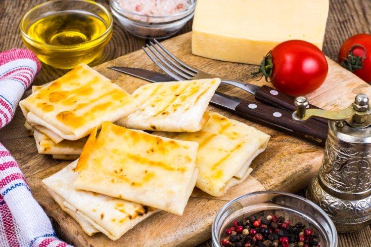 Lavash con requesón, tomates y queso