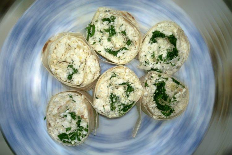 Lavash con requesón, espinacas y queso