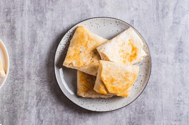 Lavash con requesón, pera y queso