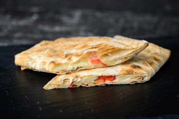 Lavash con requesón, pimiento morrón y queso
