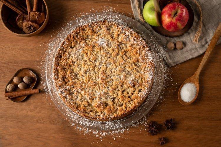 Pie with Cottage Cheese, Apples, and Walnuts