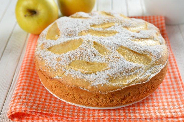 Charlotte con kéfir, requesón y manzanas