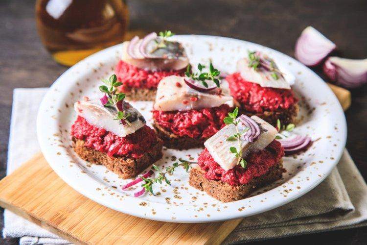 Herring Sandwiches with Beets and Black Bread