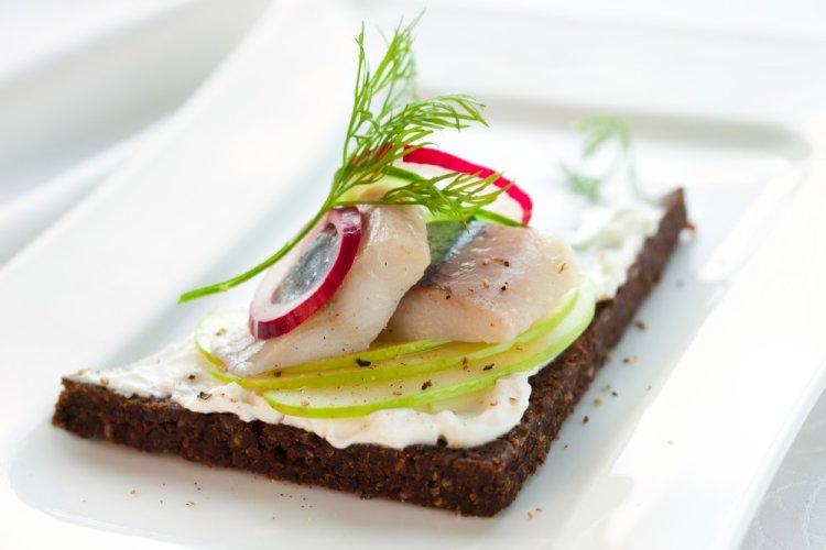Herring Sandwiches with Apple and Black Bread