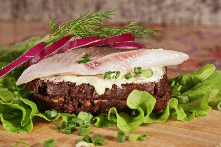 Herring Sandwiches with Fresh Cucumber and Black Bread