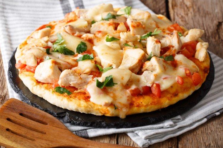 Pizza con masa de requesón, pollo y tomates