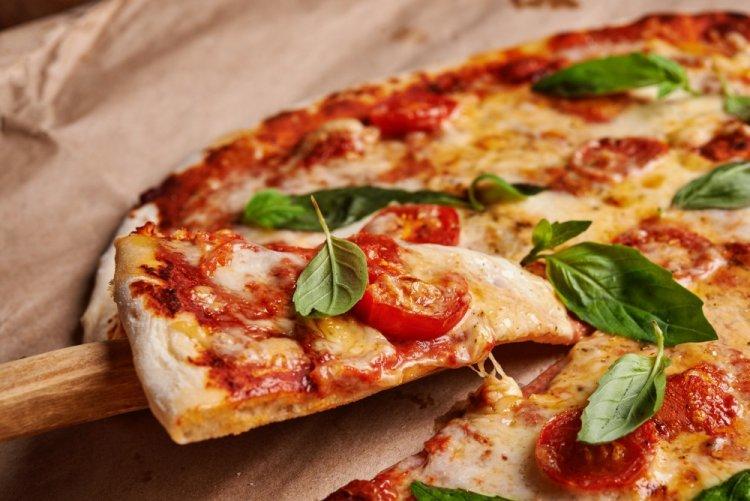 Pizza Margarita con masa de requesón