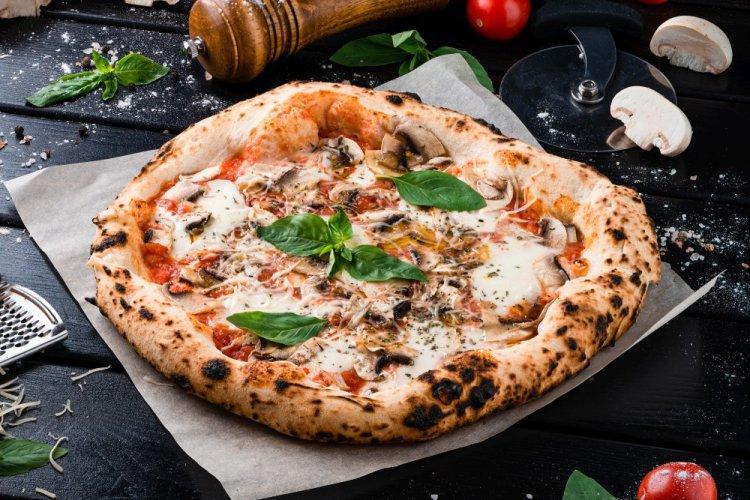 Pizza con masa de requesón, champiñones y espinacas