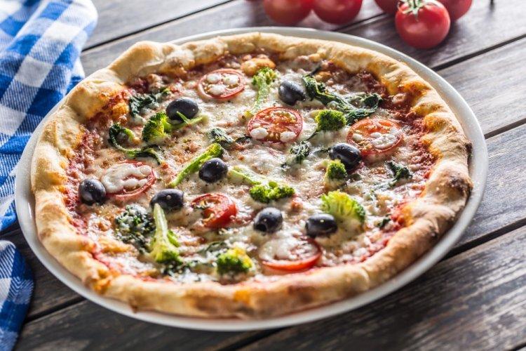 Pizza de verduras con masa de requesón