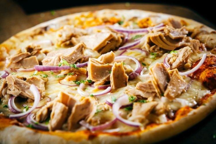 Pizza con masa de requesón y atún
