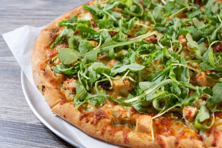 Pizza con masa de requesón, pavo y tomates secos en freidora de aire