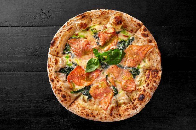 Pizza con masa de requesón, salmón y espinacas