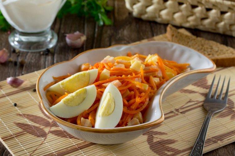 Ensalada con pollo ahumado, maíz y zanahoria coreana