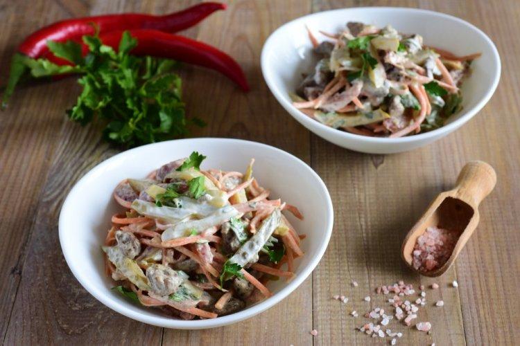 Ensalada con pollo ahumado, zanahoria coreana y pepinillos