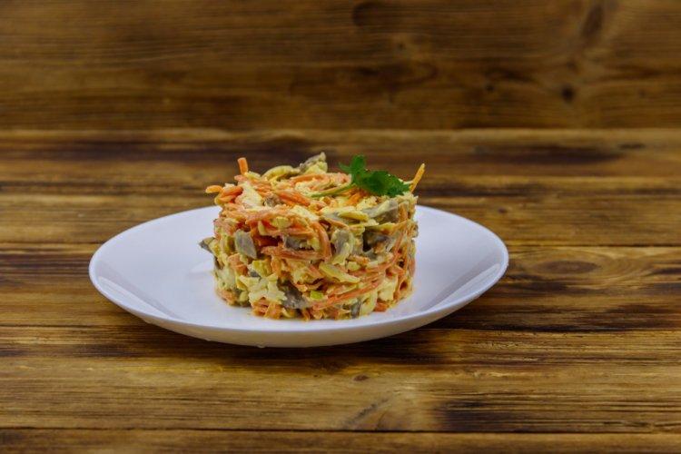 Ensalada con pollo ahumado, zanahoria coreana y ciruelas pasas