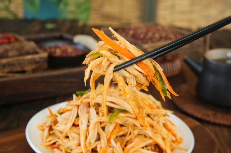 Ensalada con pollo ahumado, zanahoria coreana y pepino fresco