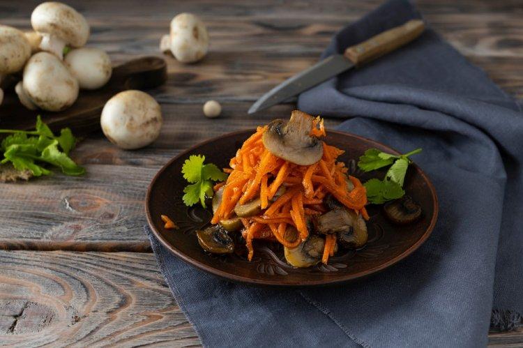 Ensalada con pollo ahumado, champiñones y zanahoria coreana