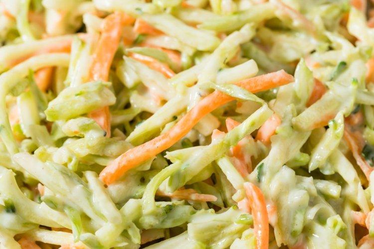 Ensalada con col china, pollo ahumado y zanahoria coreana
