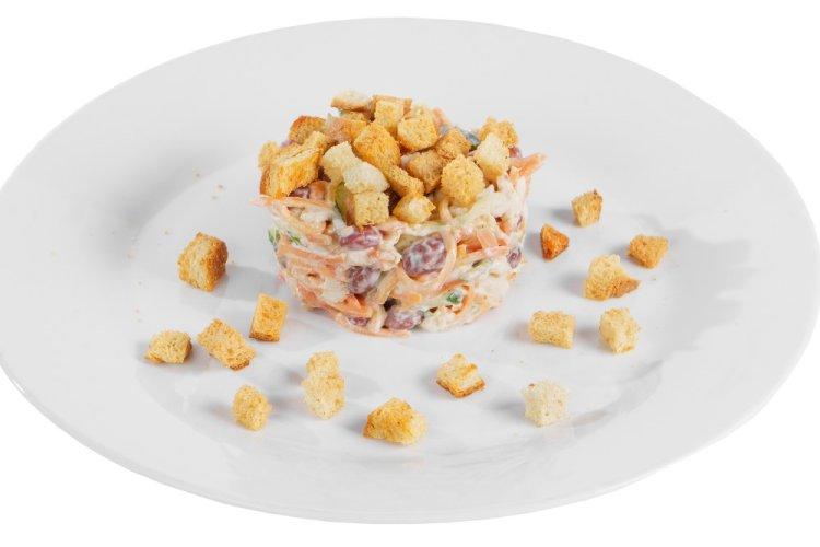 Ensalada con frijoles, pollo ahumado y zanahoria coreana