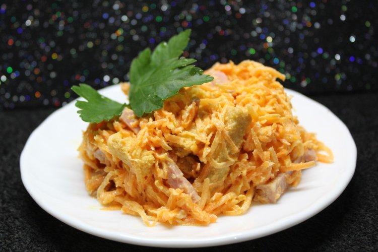 Ensalada con pollo ahumado, zanahoria coreana y queso