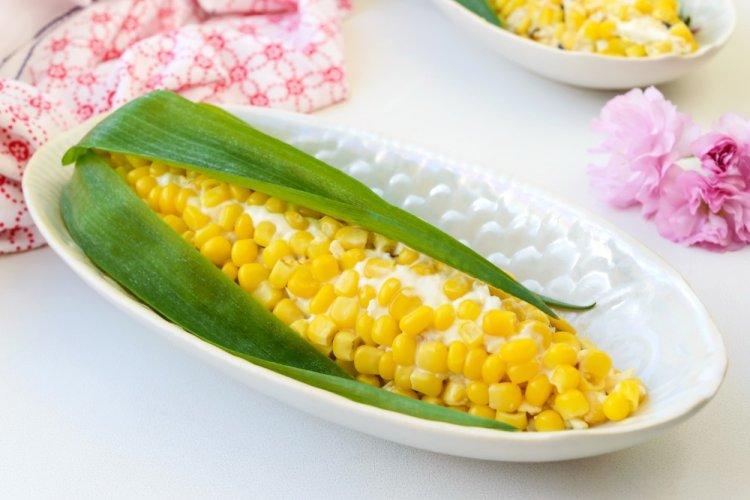 Ensalada por capas con pollo ahumado y zanahoria coreana