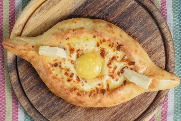 Baked Khachapuri from Roti Flatbread with Egg