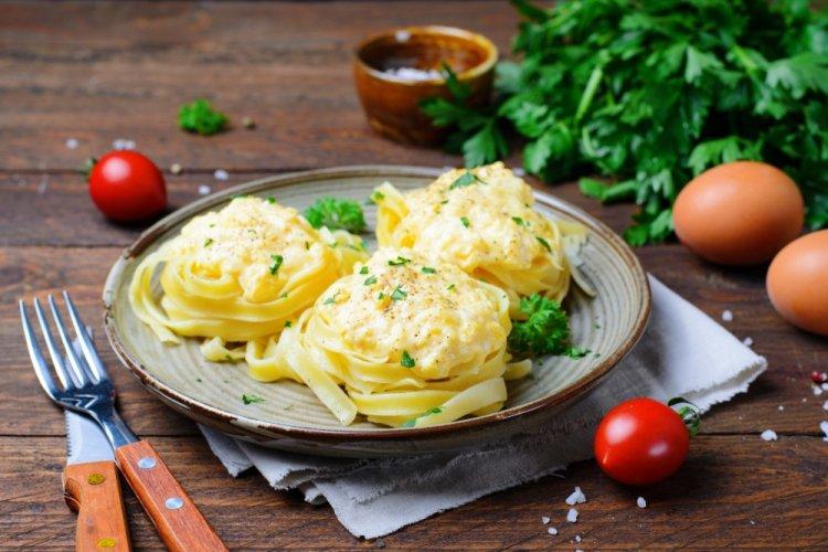 Pasta Nests with Minced Meat and Cream Sauce in the Oven