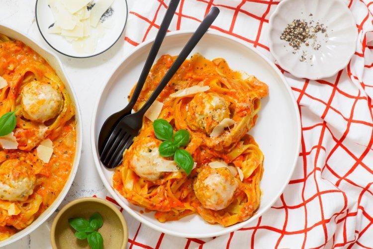 Pasta Nests with Minced Meat and Vegetables in the Oven