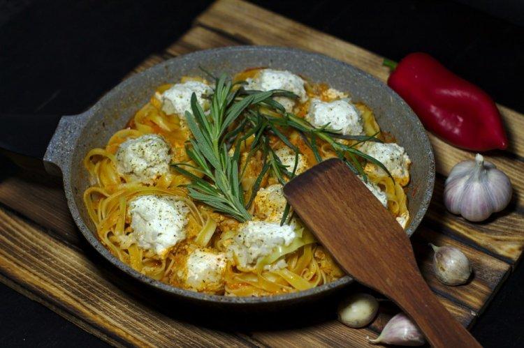 Pasta Nests with Minced Meat and Garlic Sauce in the Oven