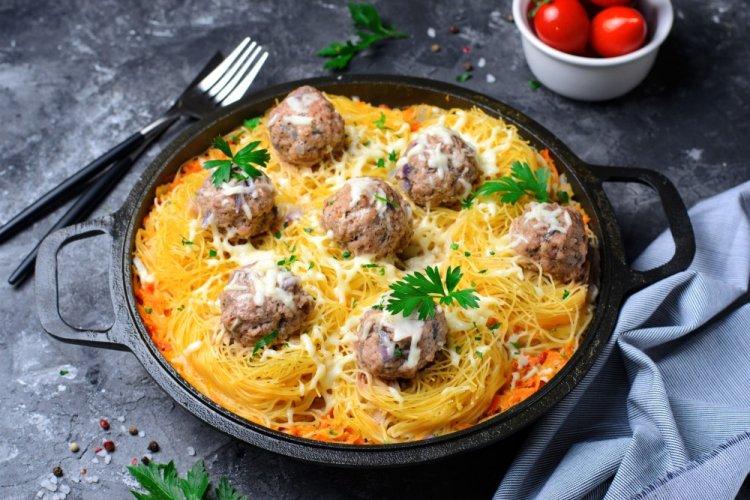 Pasta Nests with Minced Meat and Vegetable Sauté in the Oven