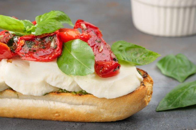 Sandwiches with Sun-Dried Tomatoes and Mozzarella
