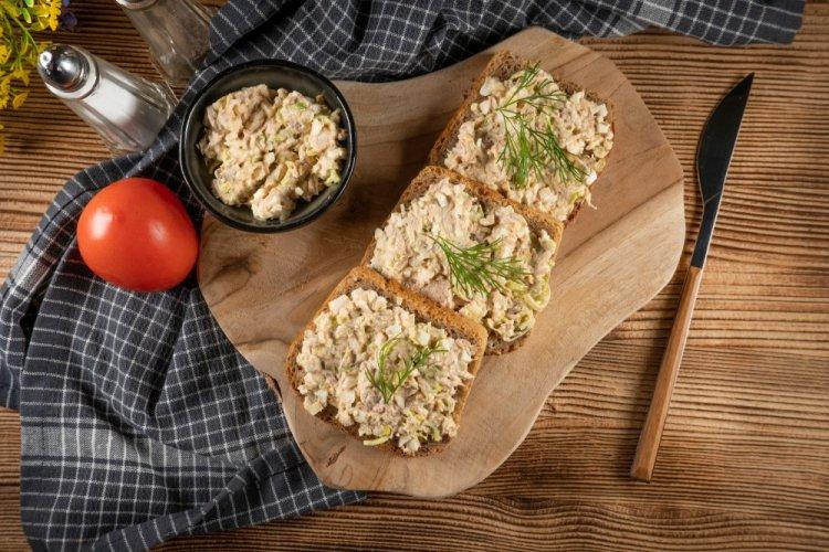 Sandwiches with Tuna, Eggs, and Capers