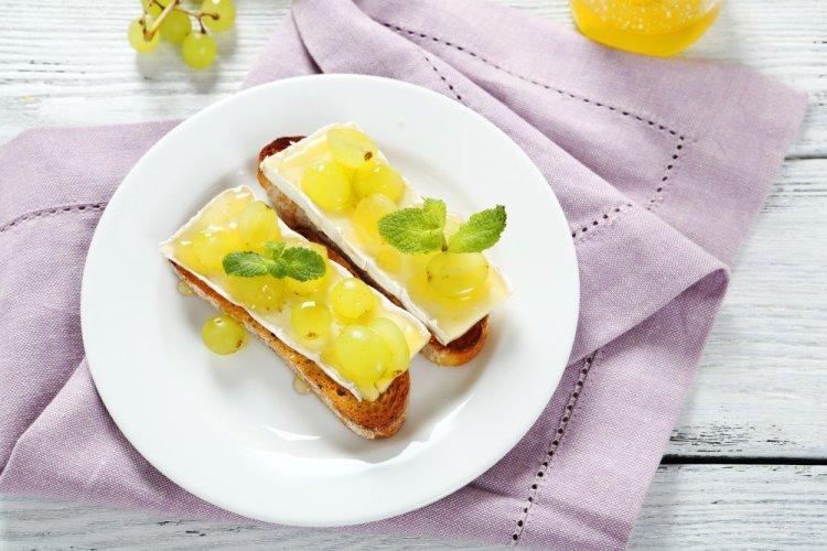 Sandwiches with Ham, Cheese, and Grapes