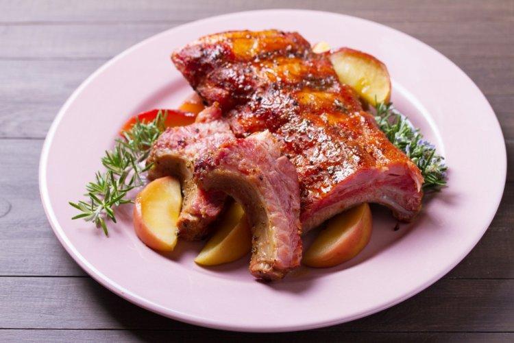 Baked Pork Ribs with Apples in the Oven