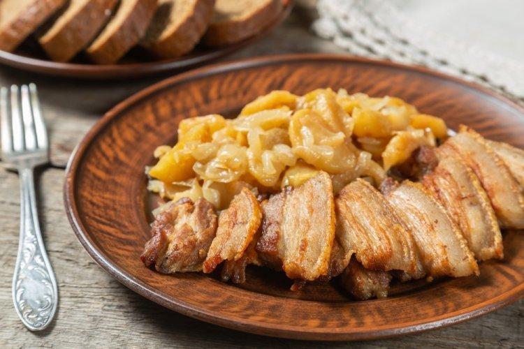 Panceta de cerdo estofada en sidra