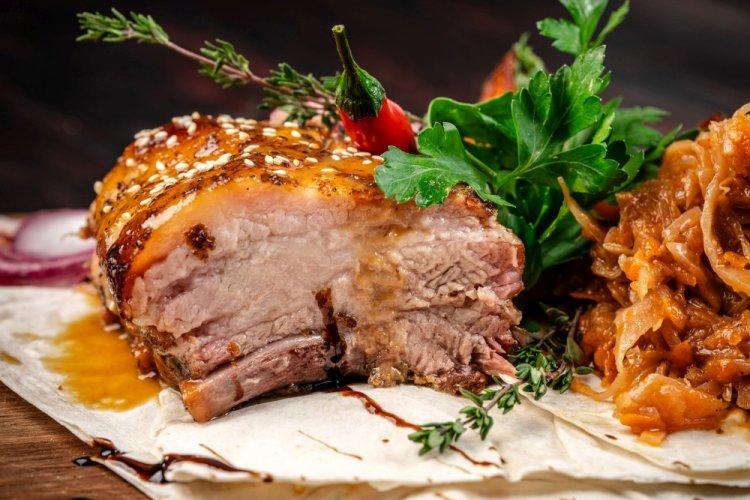 Panceta de cerdo con chucrut al horno