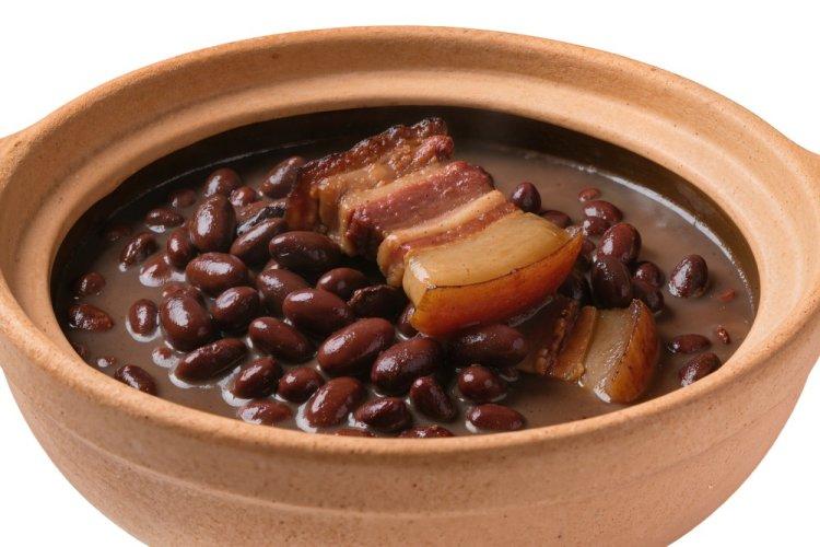 Panceta de cerdo con judías y pimentón ahumado