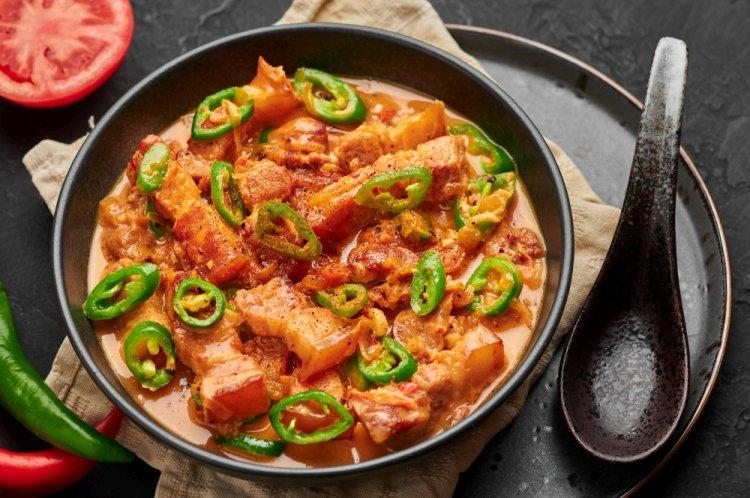 Panceta de cerdo en tomate a la sartén