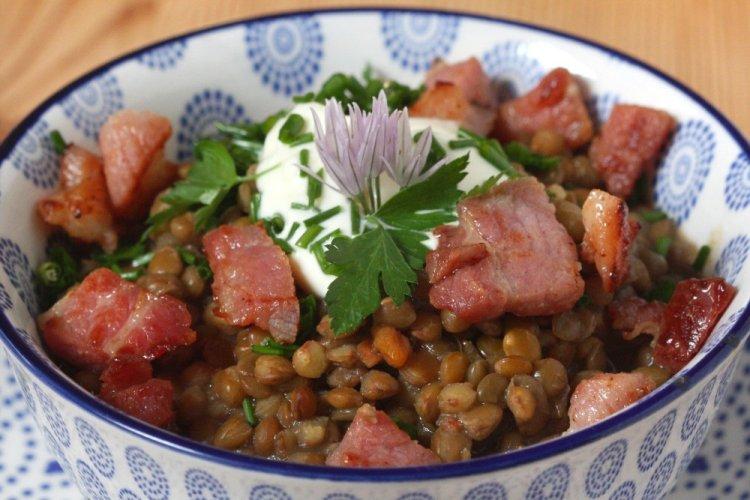 Panceta de cerdo con lentejas y verduras