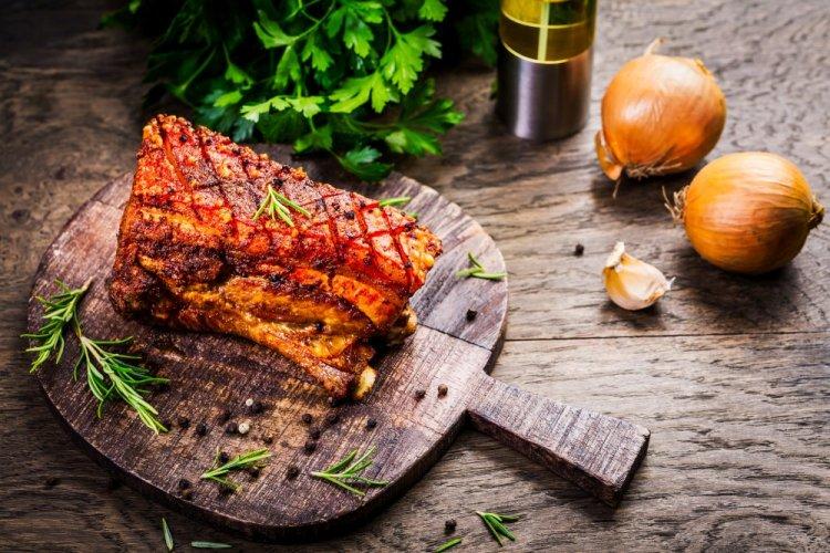 Panceta de cerdo en cáscara de cebolla