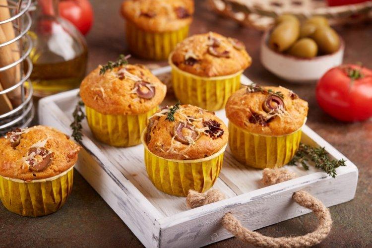 Muffins con aceitunas y tomates secos