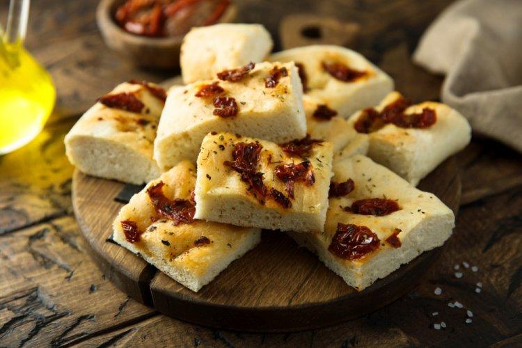 Focaccia con tomates secos y romero