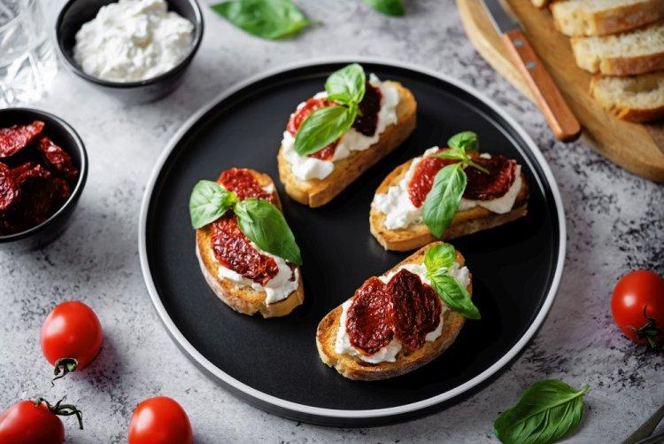 Bruschettas con queso crema y tomates secos