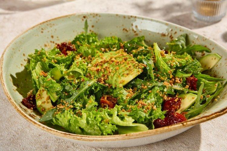 Ensalada con tomates secos y aguacate