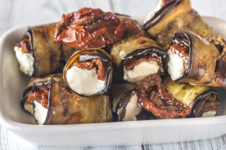 Rollitos de berenjena con tomates secos y feta