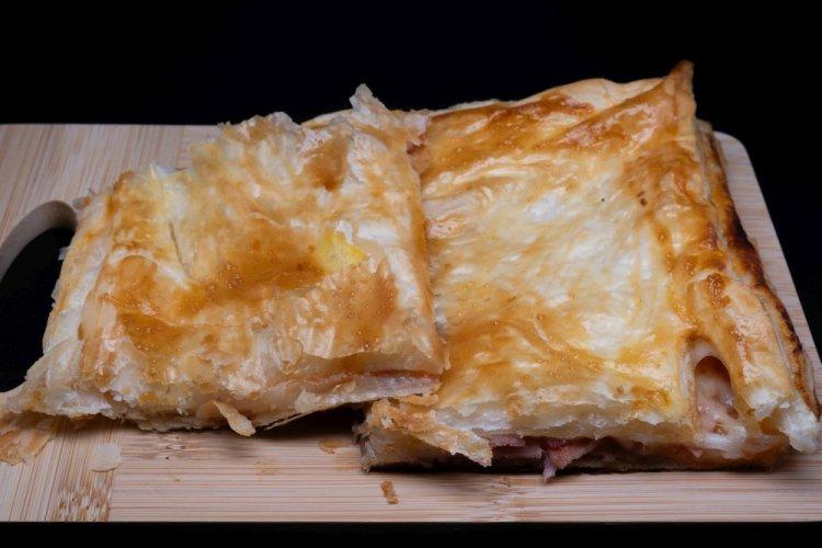 Pastel de hojaldre con jamón y tomates secos