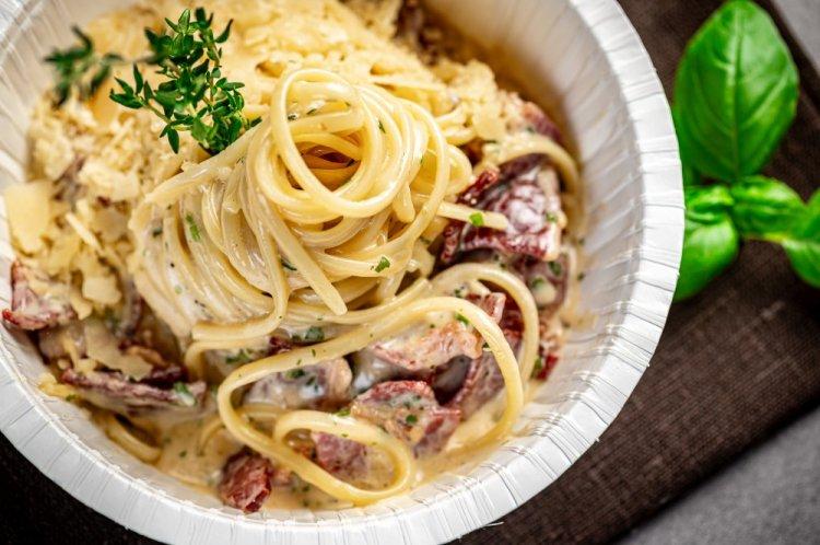 Pasta con tomates secos y salsa cremosa