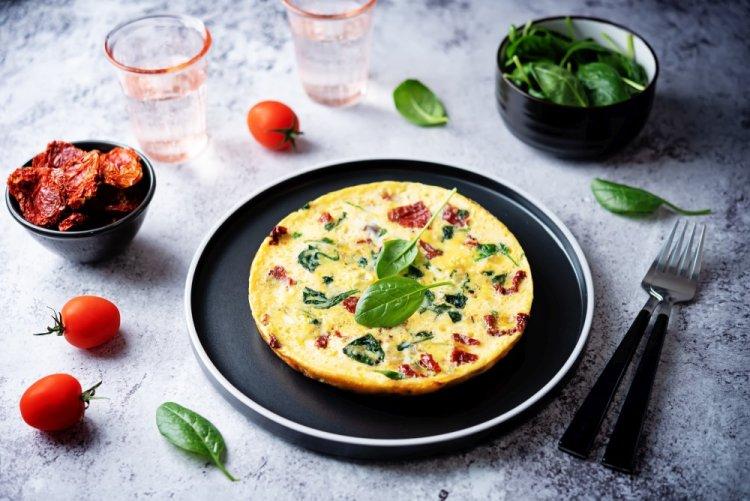 Tortilla con tomates secos y queso feta
